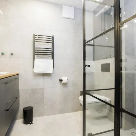 Front Park Sadowa With Parking By Renters *