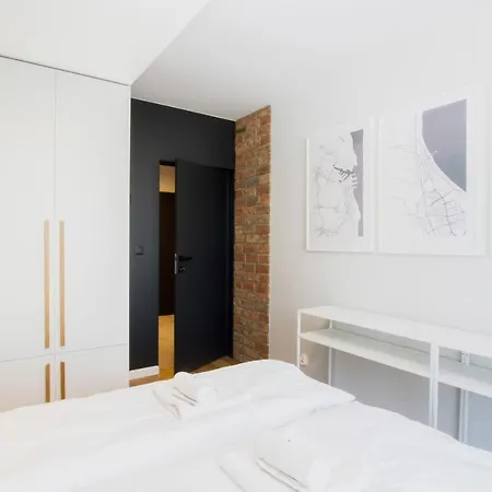 Front Park Sadowa With Parking By Renters Appartement