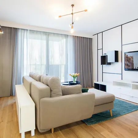 Front Park Sadowa With Parking By Renters 아파트